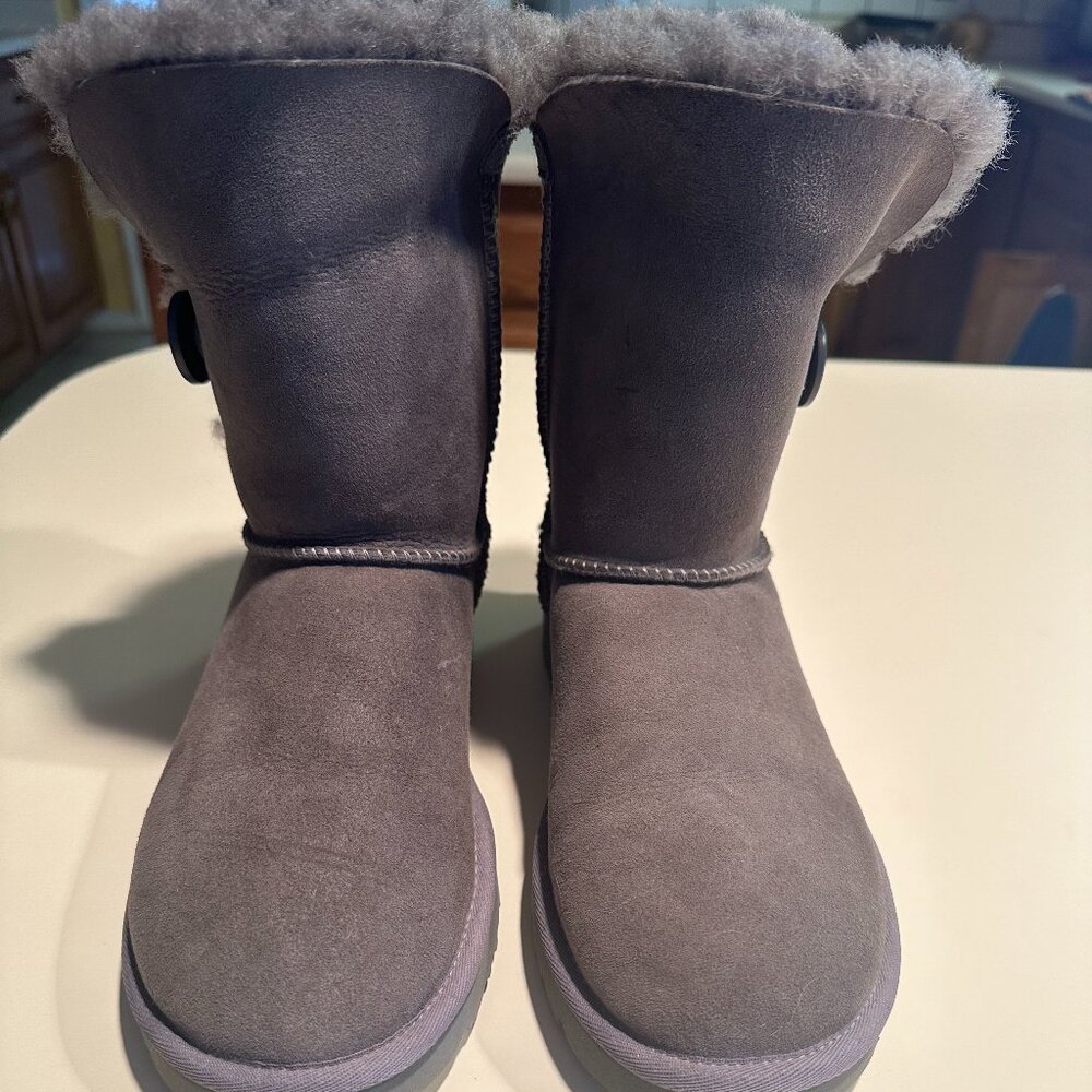 Uggs Bailey Button Grey size 8